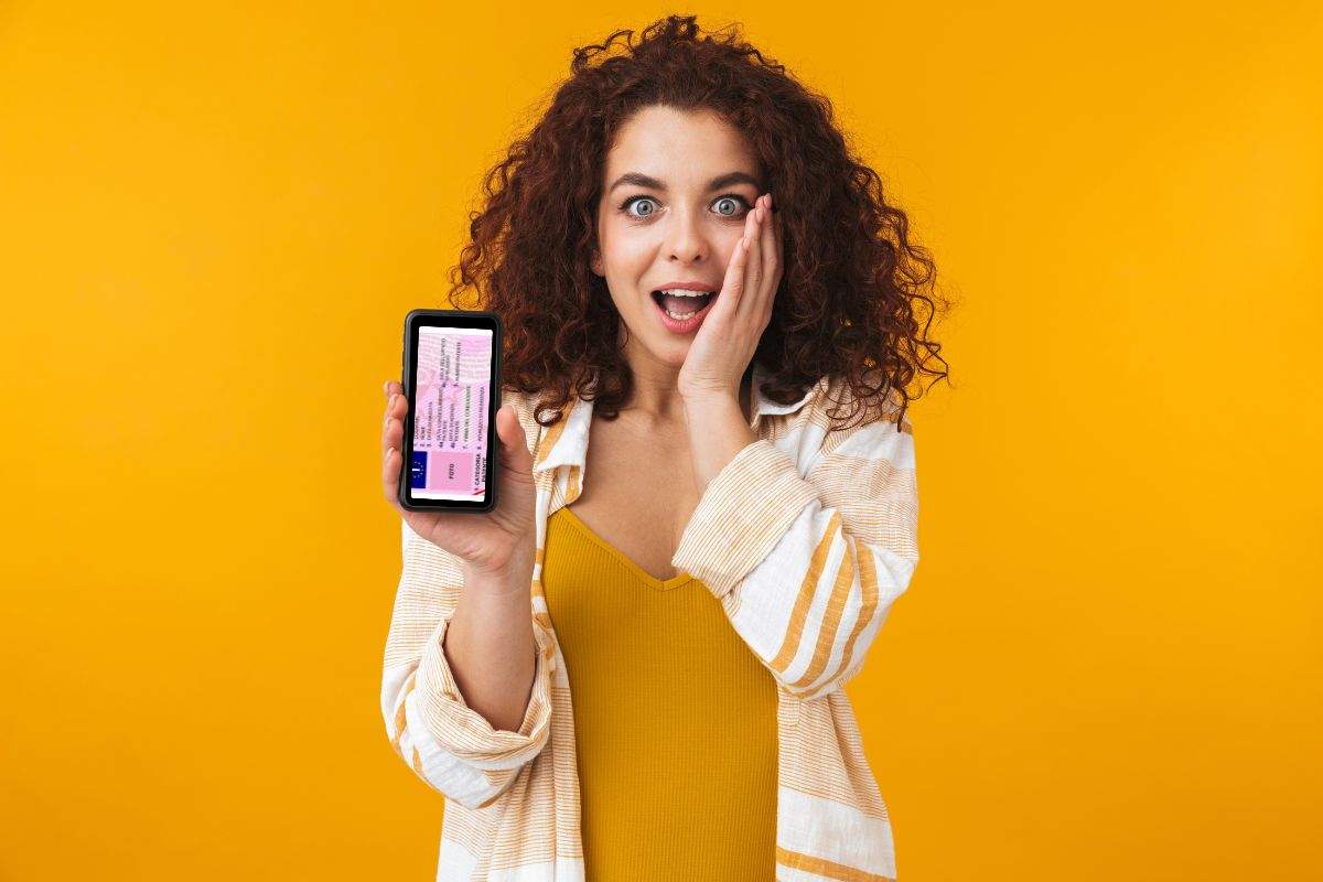 Ragazza mostra il suo smartphone