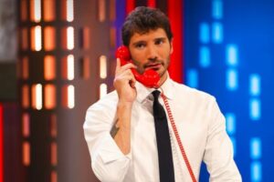 Stefano De Martino al telefono