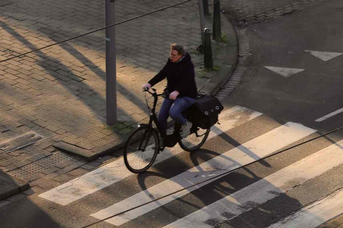 Uomo in bici in centro urbano