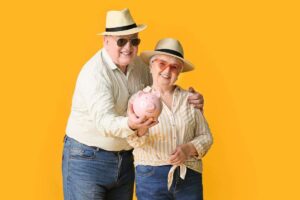 pensionati felici con salvadanaio