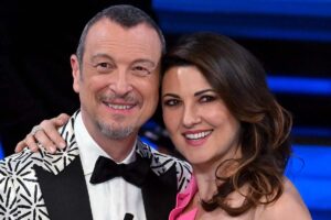 amadeus giovanna abbracciati e sorridenti