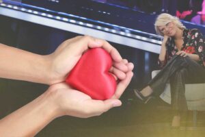maria de filippi e mani col cuore