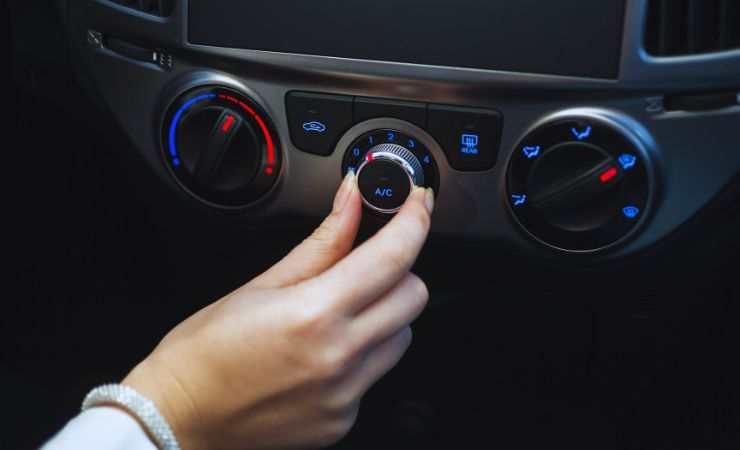 persona accende aria condizionata in auto