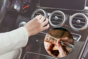accende aria in auto e soldi nel cerchietto