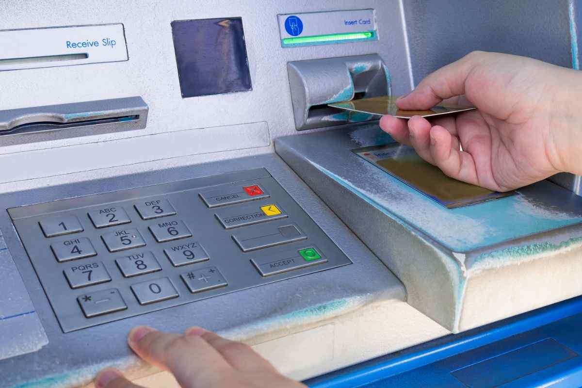 persona che inserisce la carta nello sportello ATM