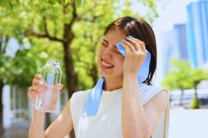 ragazza sudata che si asciuga e beve