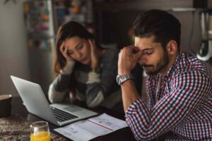 uomo e donna preoccupati con documenti davanti