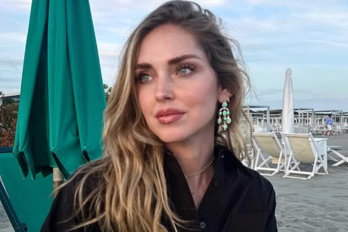 chiara ferragni in posa al mare