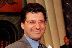 fabrizio frizzi sorride in posa