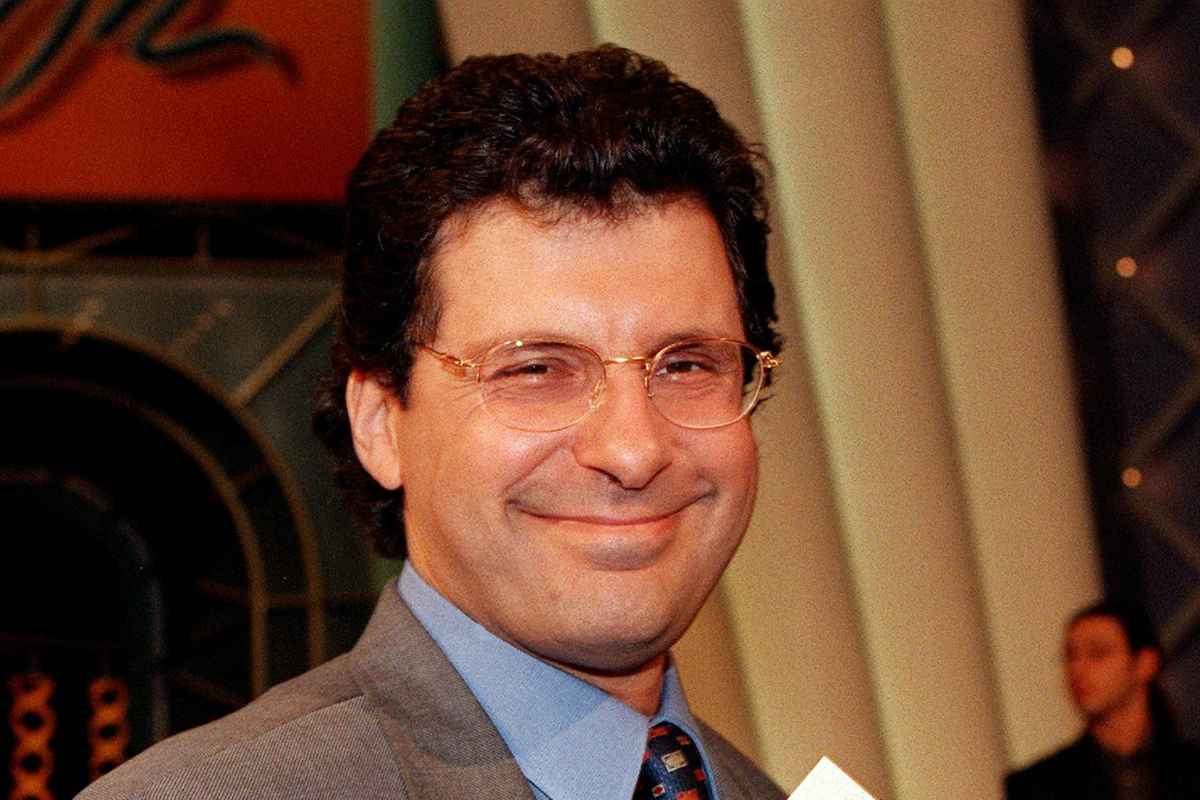 fabrizio frizzi sorride in posa