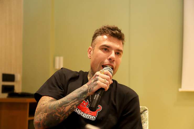 fedez parla al microfono