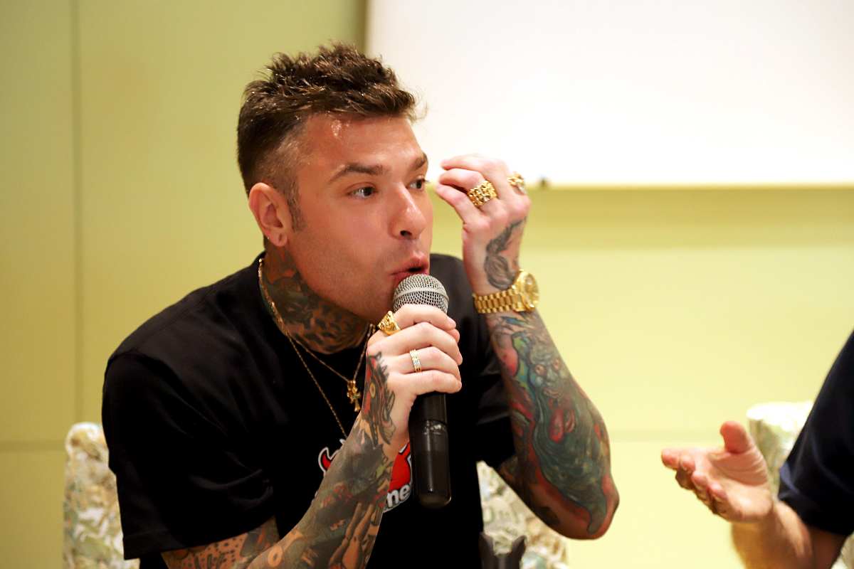 fedez parla al microfono