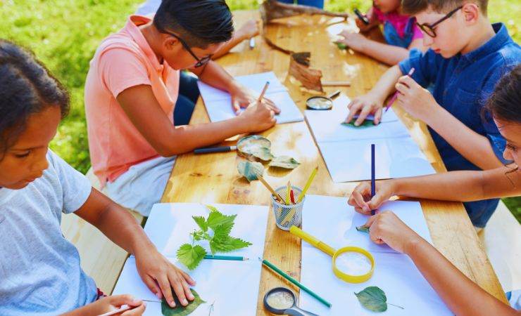 bambini disegnano