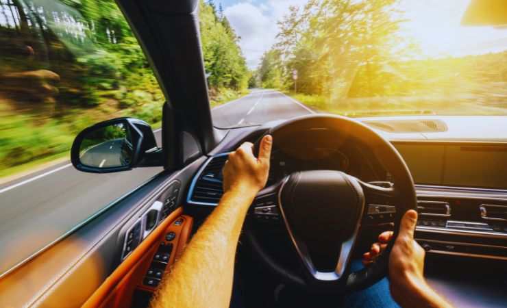mani sul volante