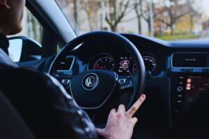 mani sul volante