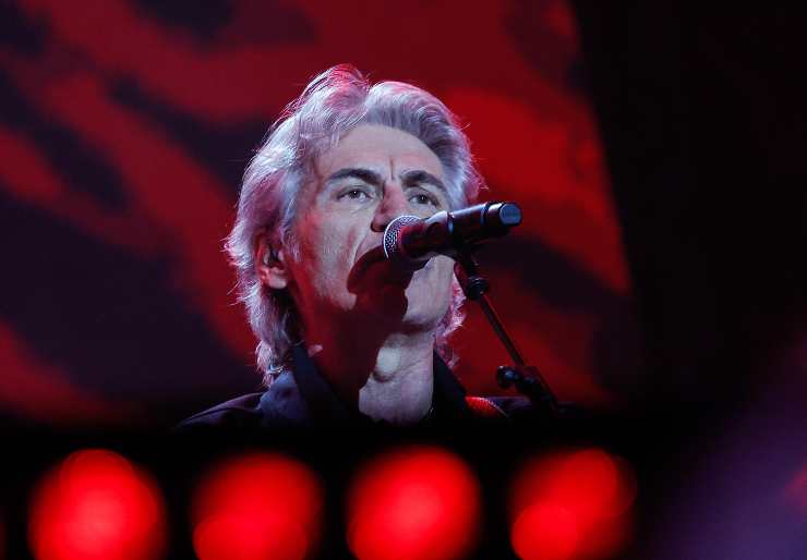 ligabue canta a un concerto