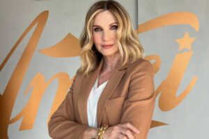 lorella cuccarini a braccia conserte