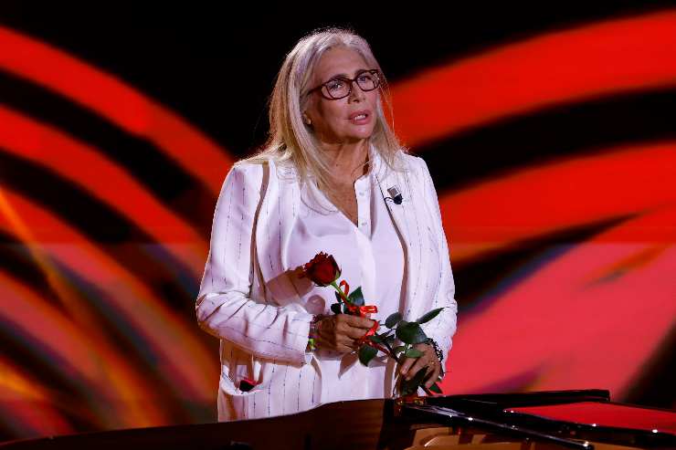 mara venier seria con una rosa in mano