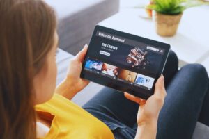 una ragazza guarda film su un tablet
