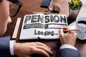 persona che scrive su un quaderno pension loading