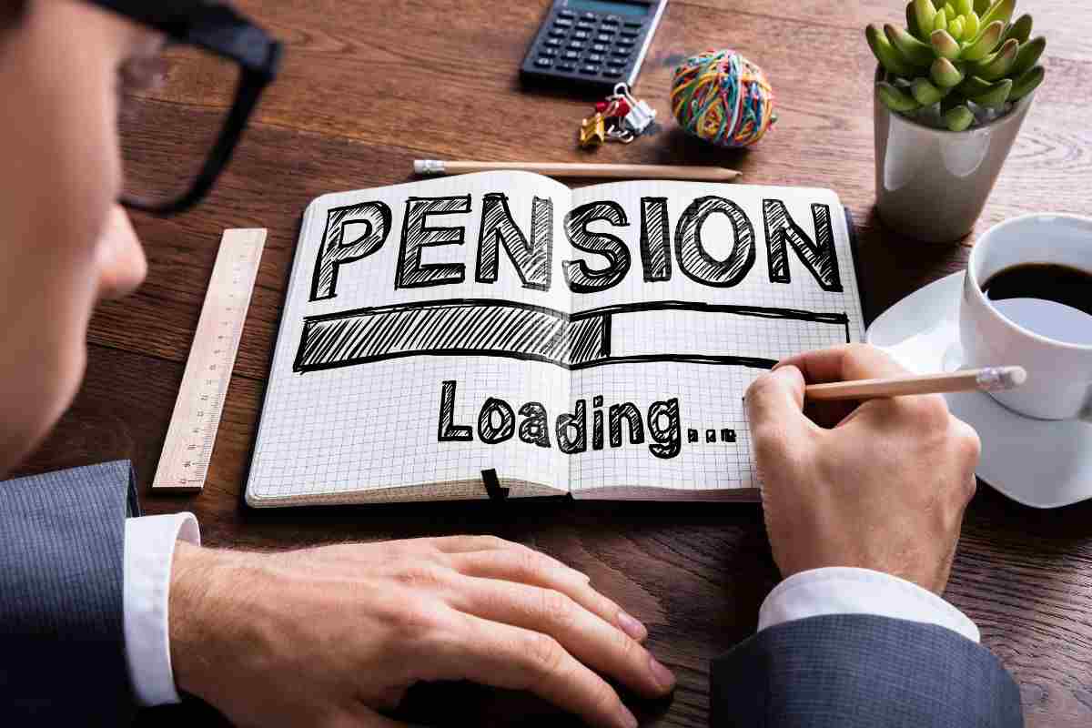persona che scrive su un quaderno pension loading