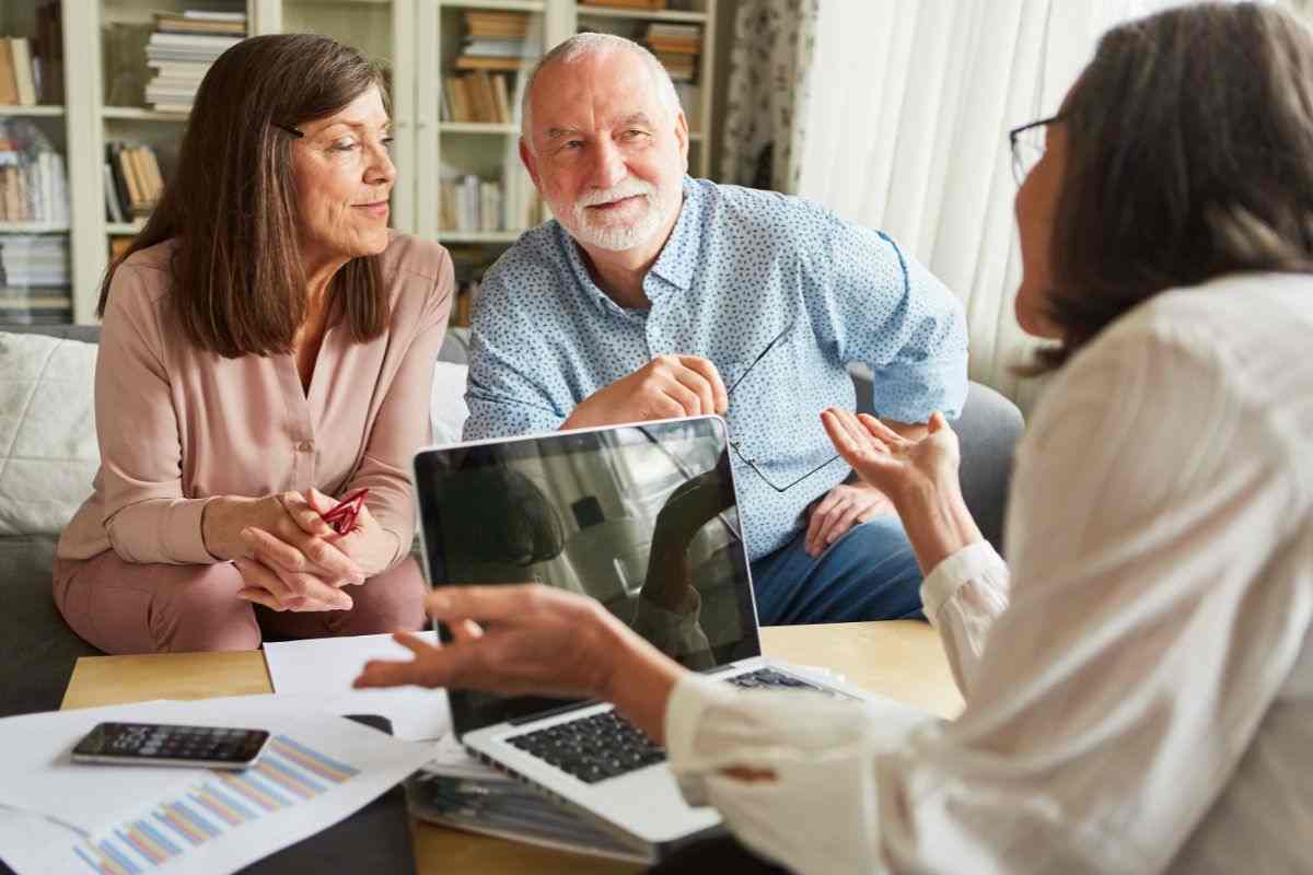anziani che parlano con una consulente