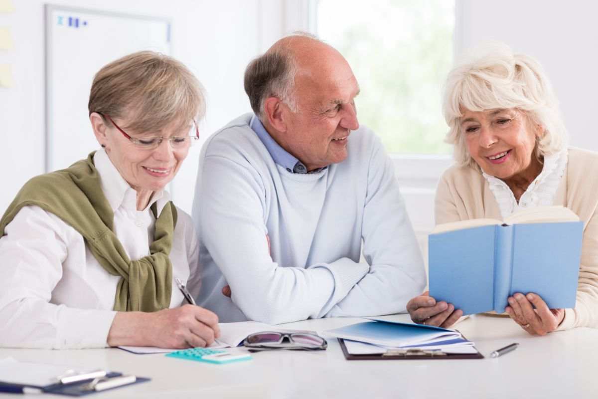 pensionati che guardano dei documenti