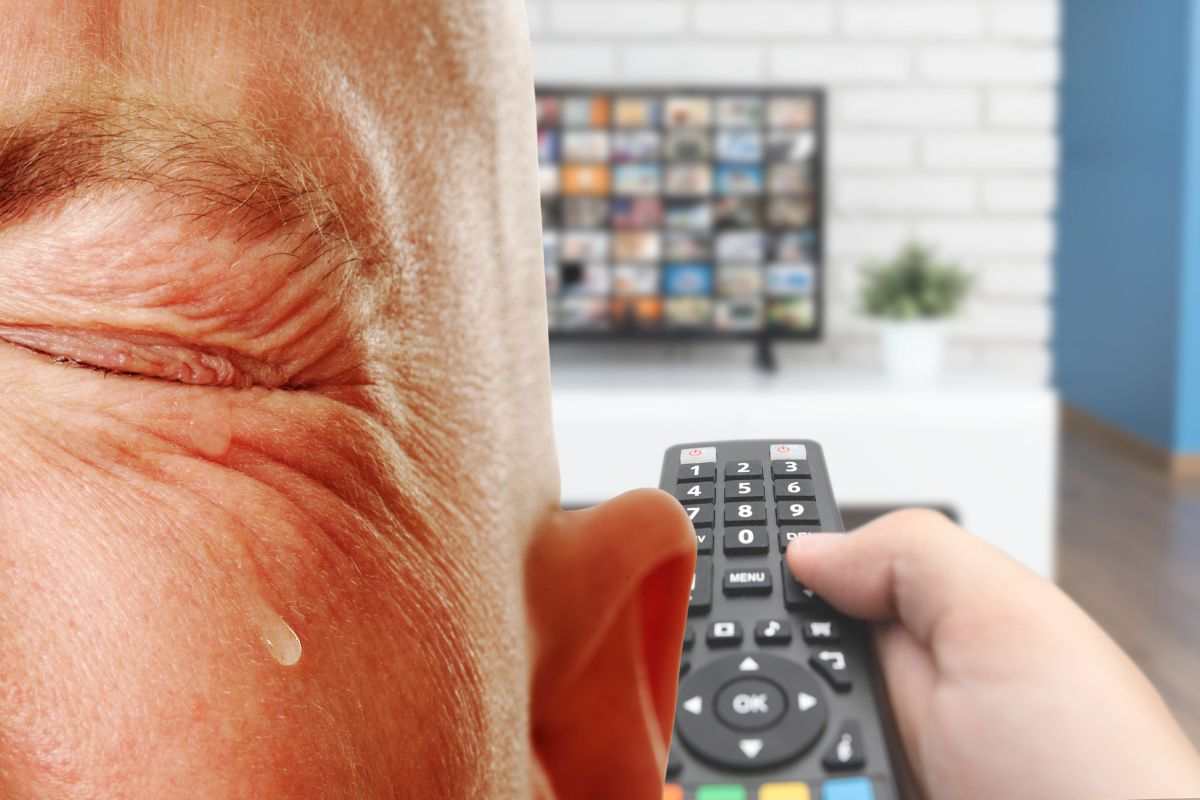 uomo piange e tv
