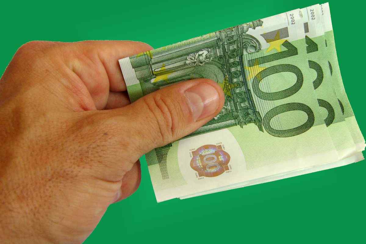 mano e soldi in euro in contanti