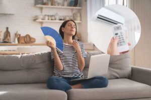 ragazza con ventilatore e condizionatore nel cerchietto