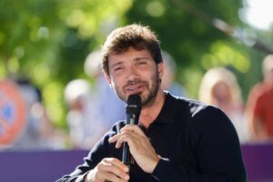 stefano de martino parla al microfono