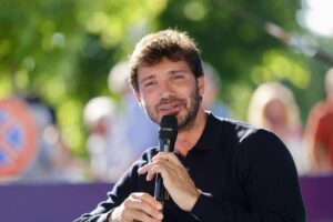 stefano de martino al microfono