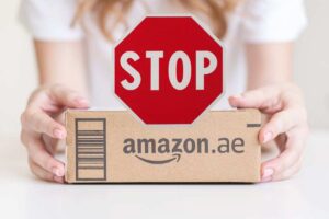 scatola di amazon e segnale stop