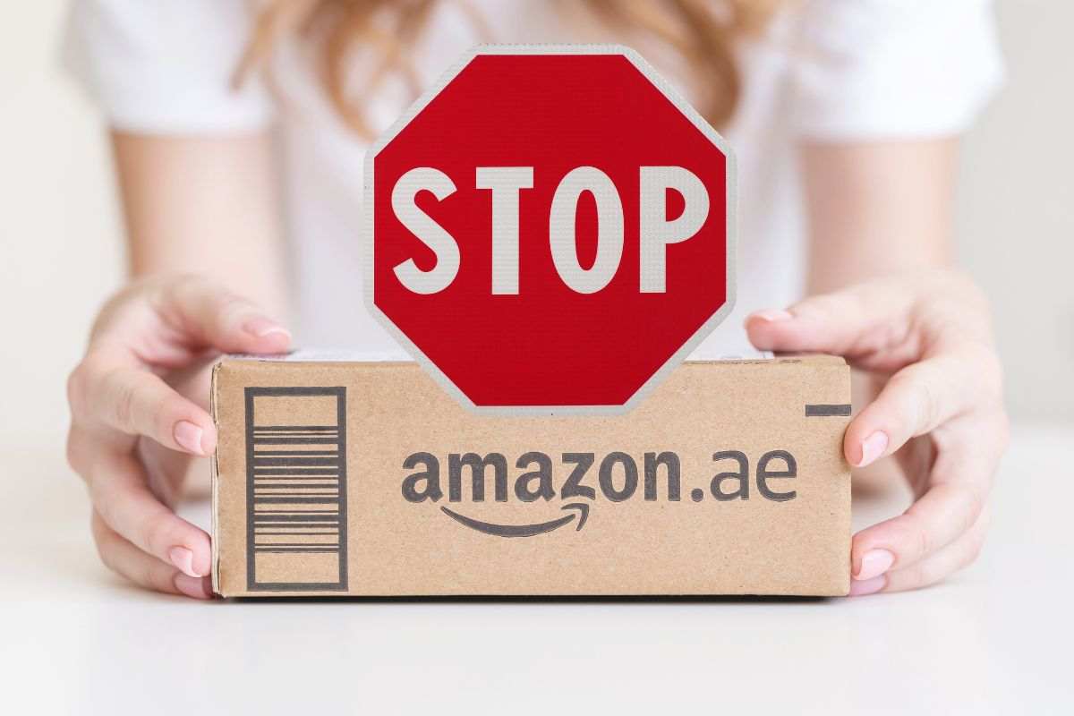scatola di amazon e segnale stop