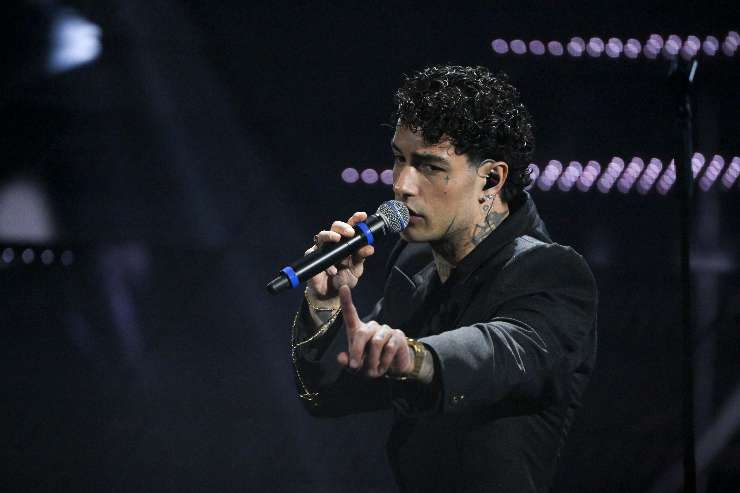tony effe al microfono sul palco di sanremo