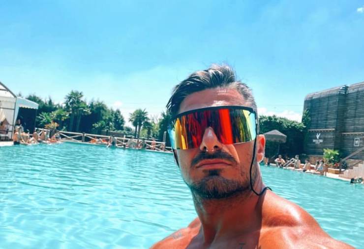 dennis bogoncelli in piscina