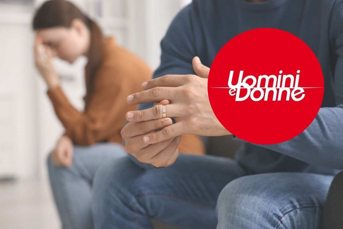 una coppia si lascia e nel cerchietto il logo di uomini e donne