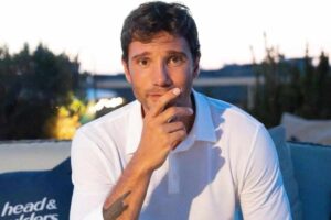 Stefano De Martino non si nasconde più