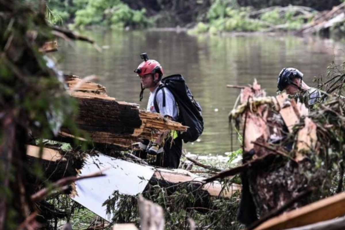 I soccorsi cercano di trovare corpi annegati