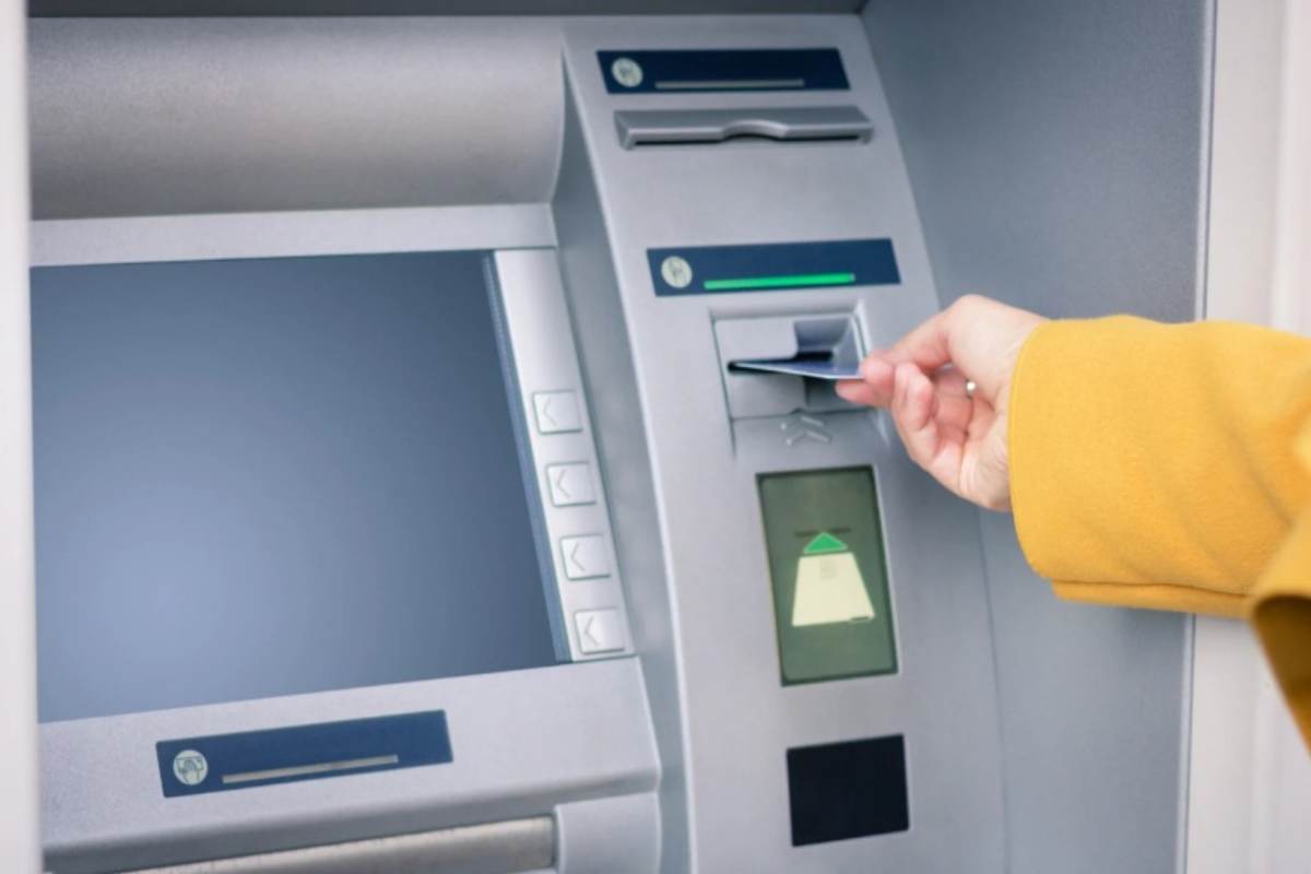 Inserire carta al bancomat