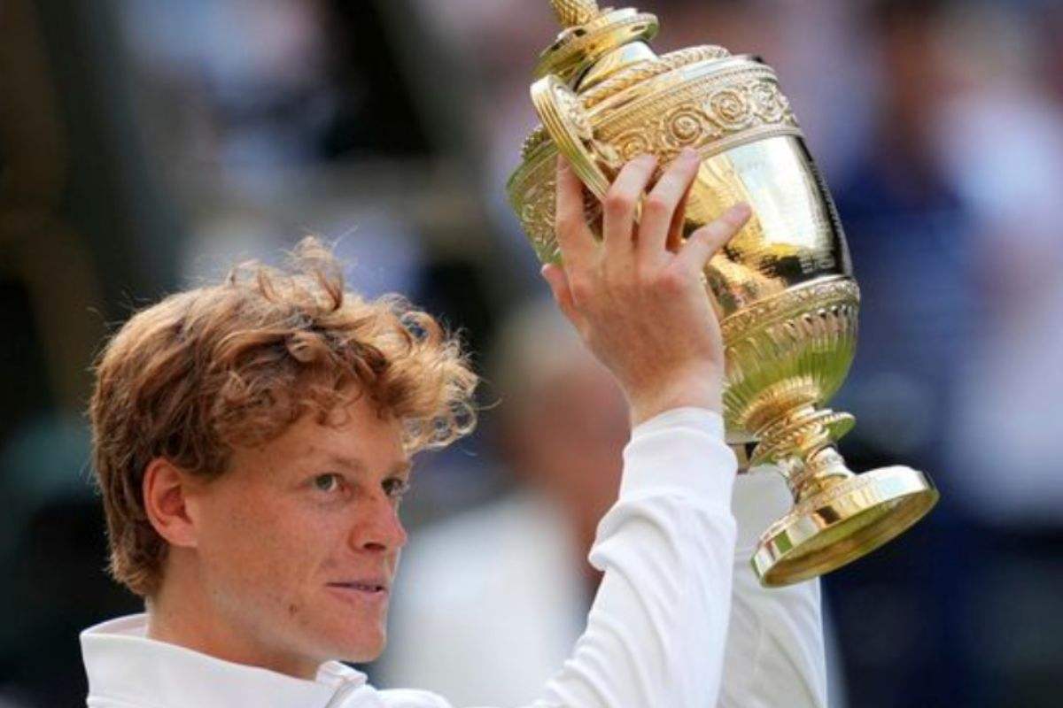 Jannik Sinner solleva la coppia di Wimbldeon