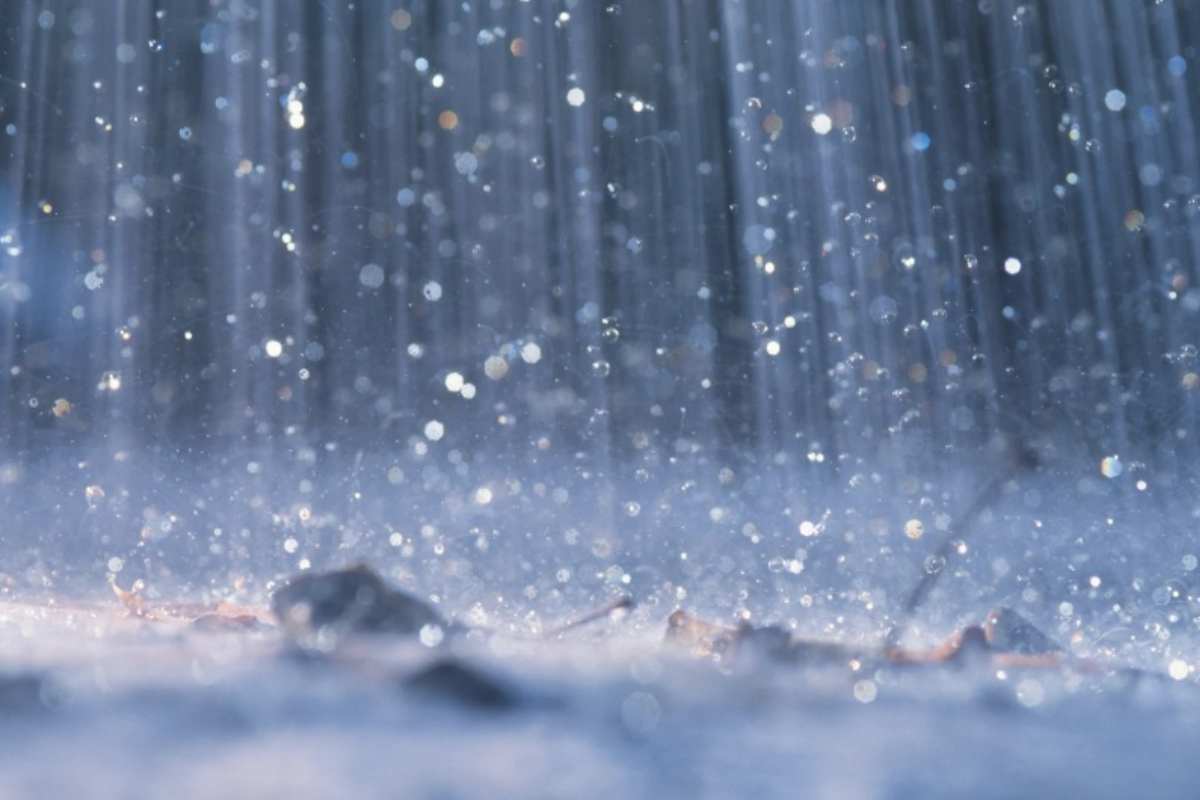 Pioggia che cade a terra