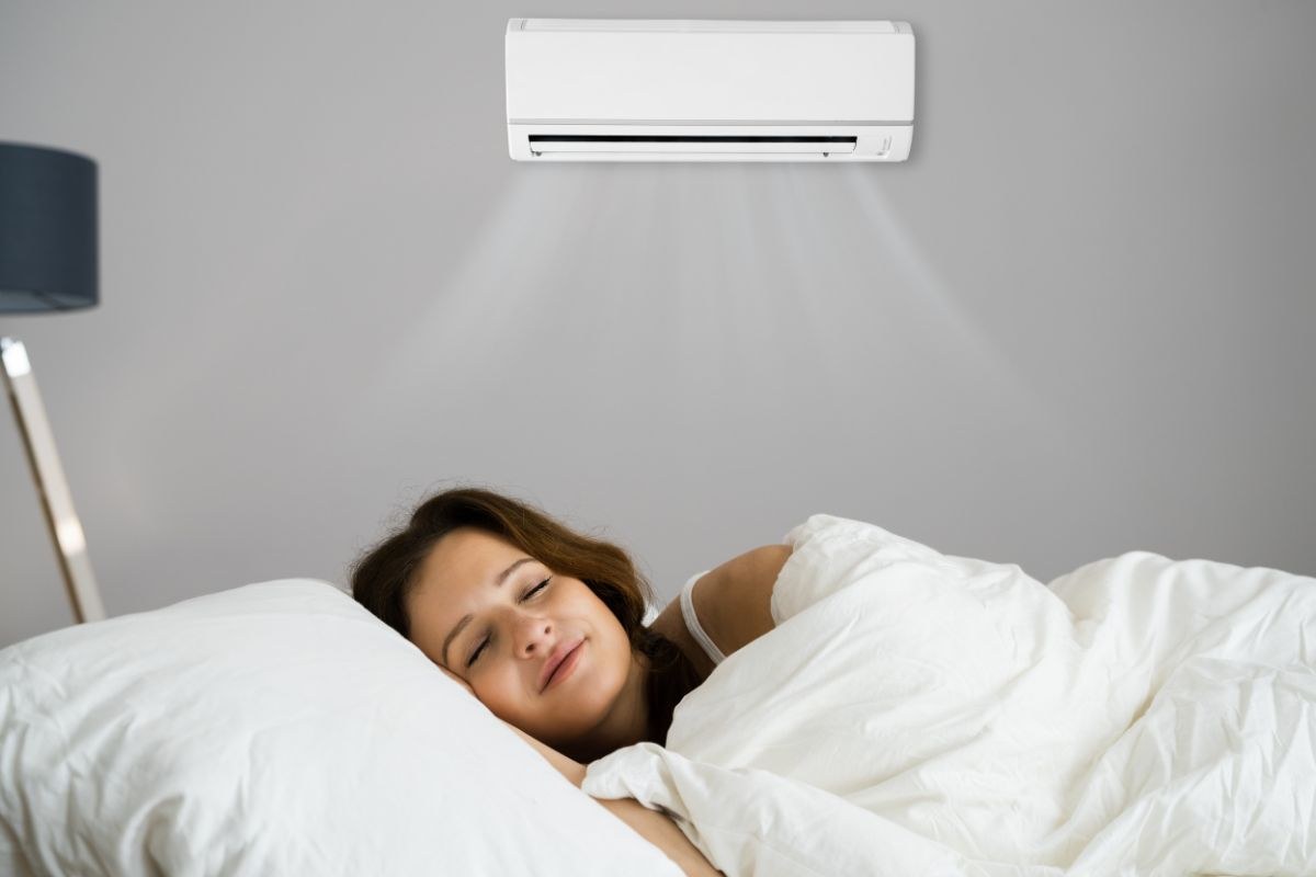 Ragazza dorme con il condizionatore acceso