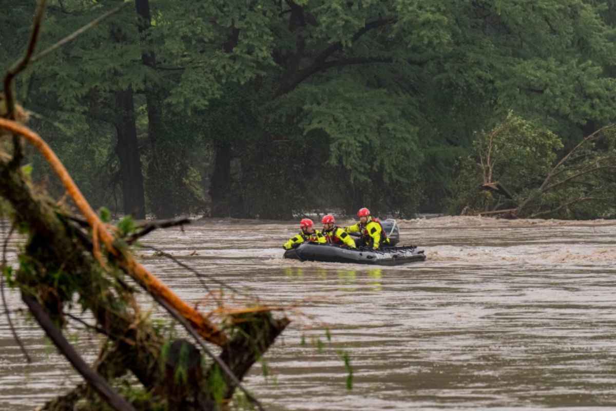 Soccorsi dopo l'alluvione