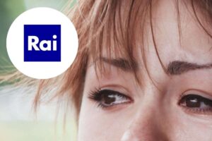 ragazza piange e logo rai