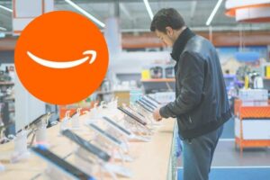 ragazzo guarda smartphone e logo amazon