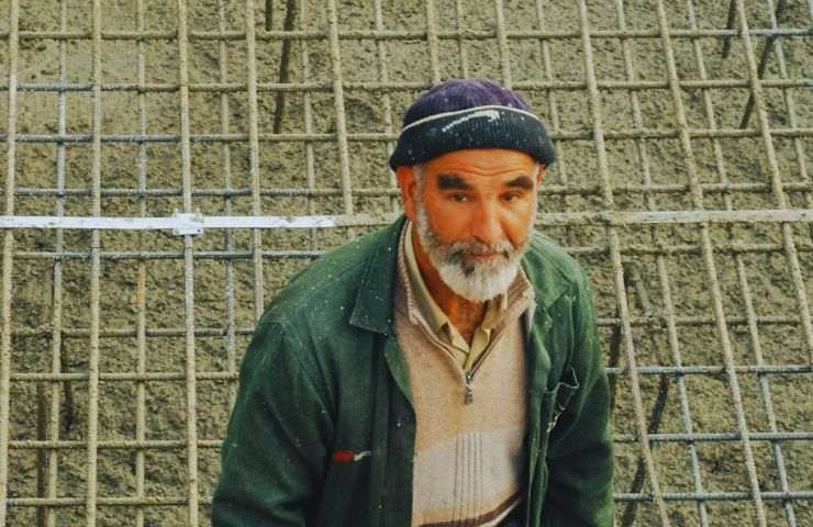 anziano sul cantiere