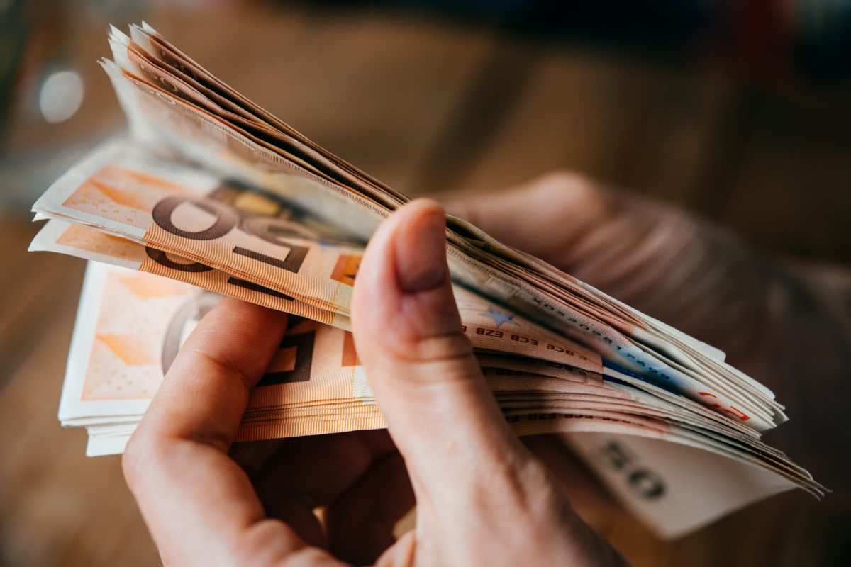denaro contante in mano