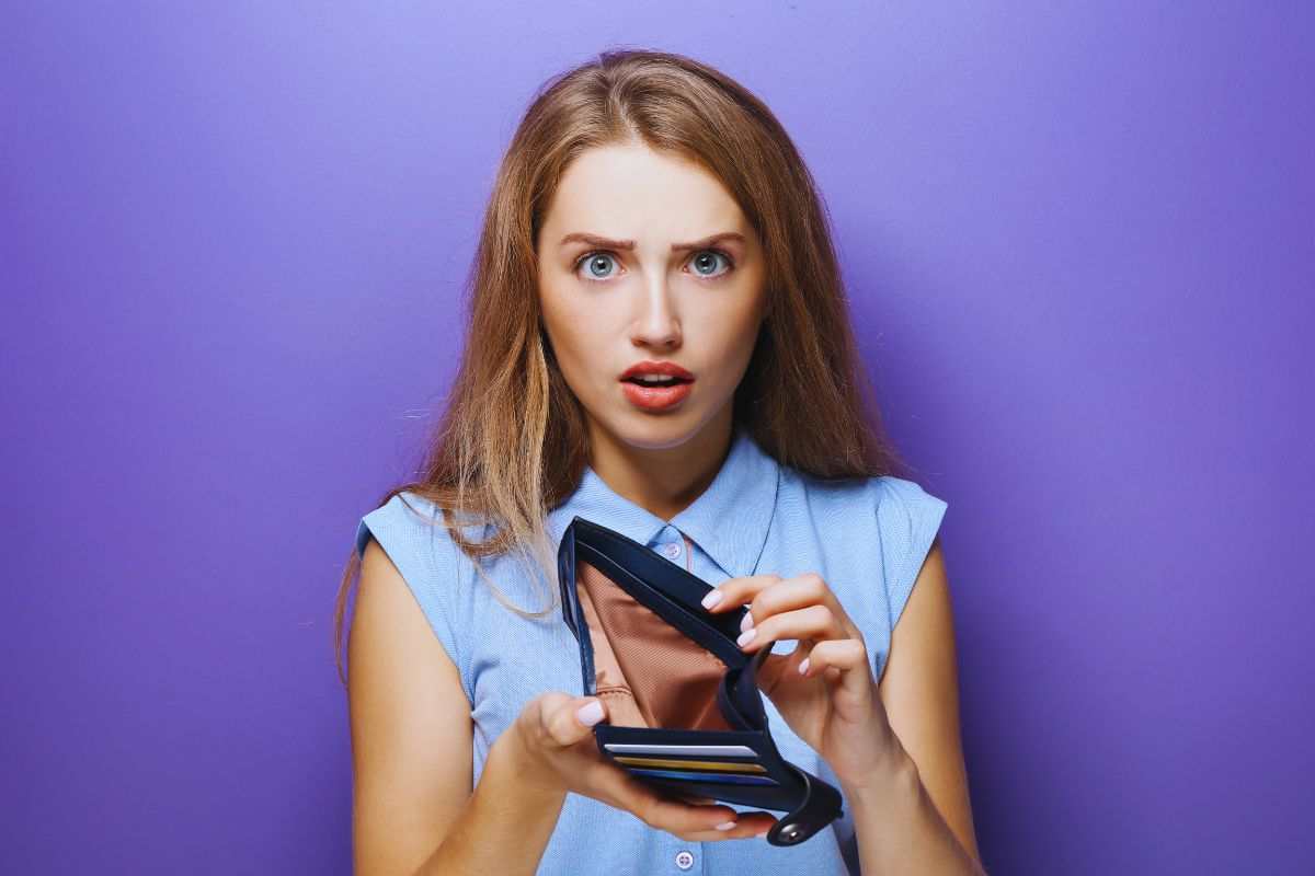 ragazza con portafoglio vuoto