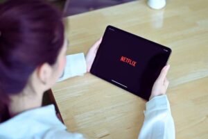 ragazza guarda netflix su un tablet